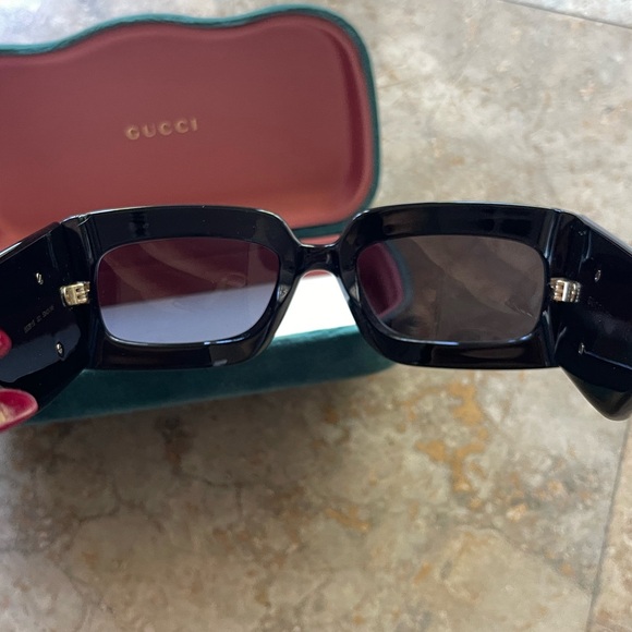 Gucci Oversized Rectangular Acetate Sunglasses GG0811S 001 Black - Picture 6 of 10
